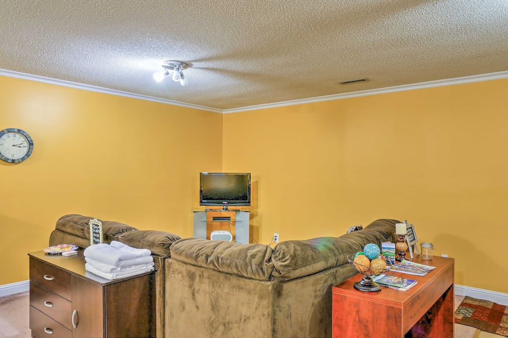 Boasting a flat-screen Sling TV with Roku and your own private entrance, you're sure to feel right at home in this quaint apartment.