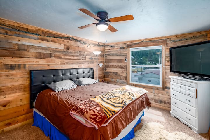 غرفة نوم رئيسية بسرير بحجم كبير وحمام كامل ملحق. 