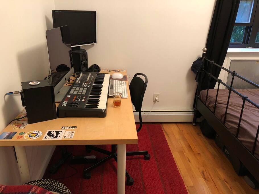 You are welcome to use the computer on the guest account!