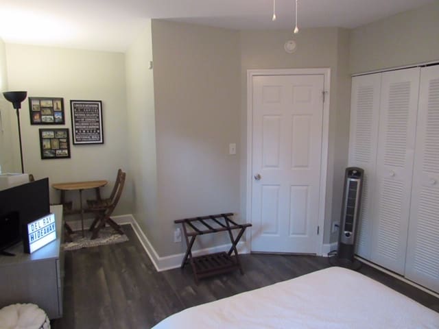 Del Ray Hideaway - Private Entrance, Bath, Patio