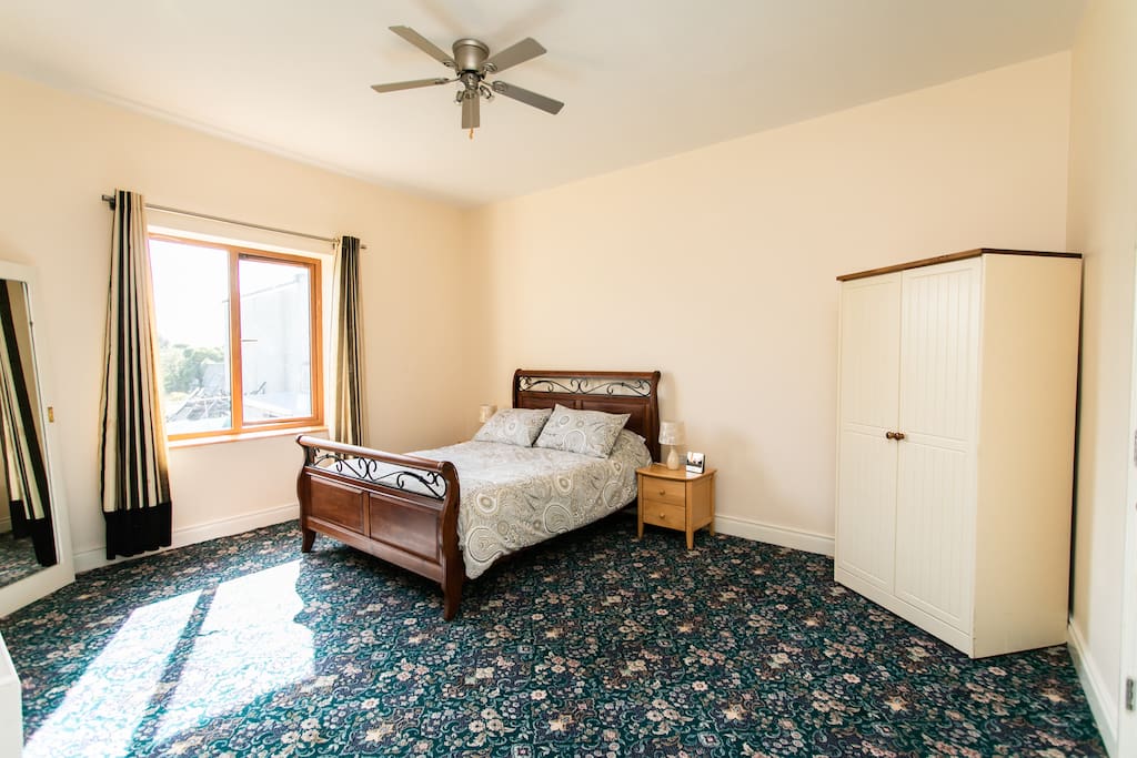 Bedroom 2. King bed with ensuite with shower this room now has 2 single beds also. Photo to be updated soon