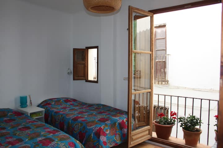 Pretty twin bedroom with ensuite shower overlooks the narrow carless street at the front