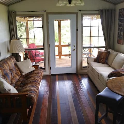 Successful Airbnb property: Zannabella-Valley View Lodge-with breakfast in Ingram