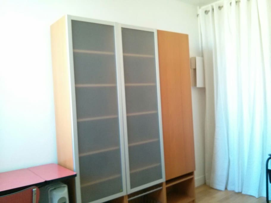 L'armoire et la table. Le rideau sur la porte d'entrée