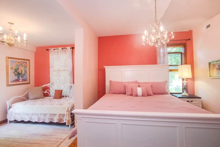 ¡El dormitorio principal tamaño king en la planta baja también tiene una cama nido que se extiende a dos camas individuales más!