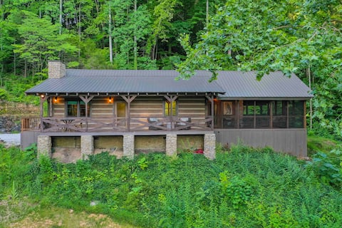 Private lakefront log cabin w/dock & hot tub