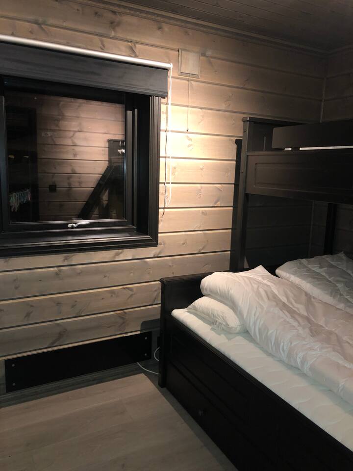 Dormitorio 2 (litera familiar de 150 cm de ancho en la planta baja y 90 cm por encima)