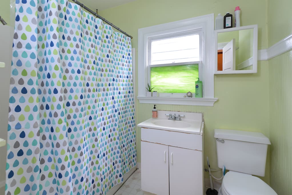 Upstairs full bathroom