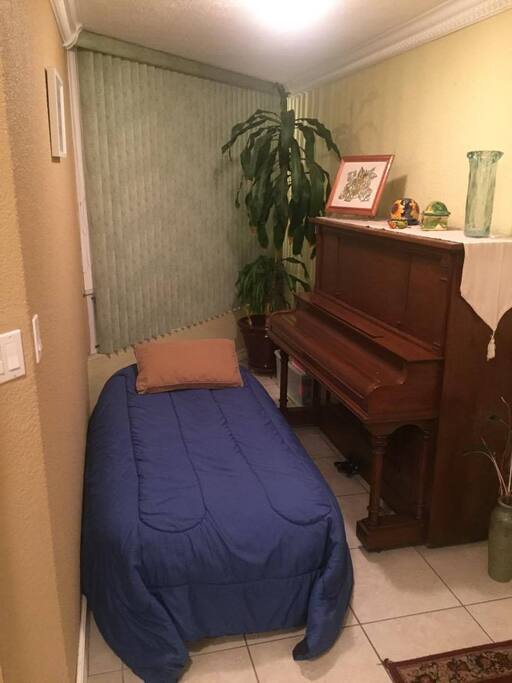 Air mattress, piano (Colchón inflable, piano)