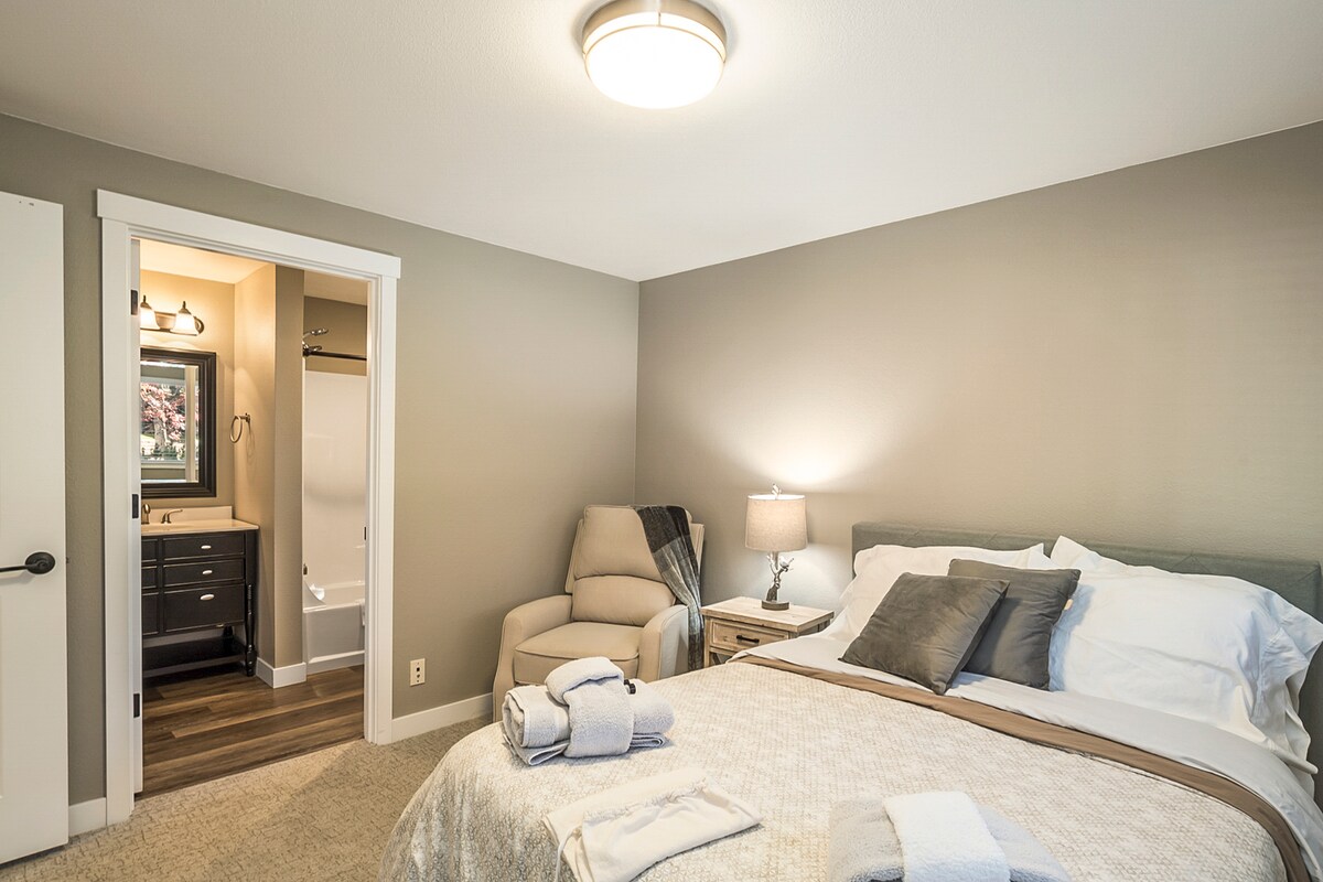 2号卧室配有双人床+套内卫生间+躺椅