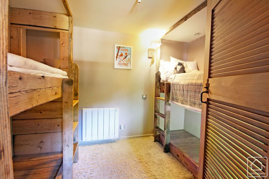 Children's bedroom with 2 inbuilt bunk beds - currently only 3 bunks have mattresses.