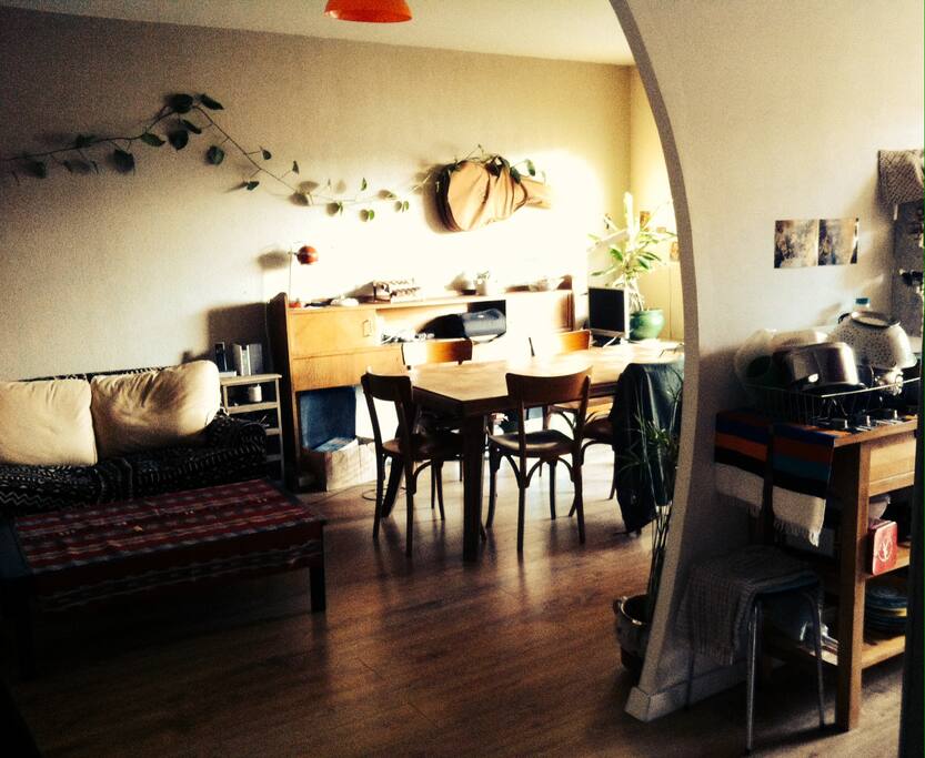 Une guitare vous attend dans notre salon