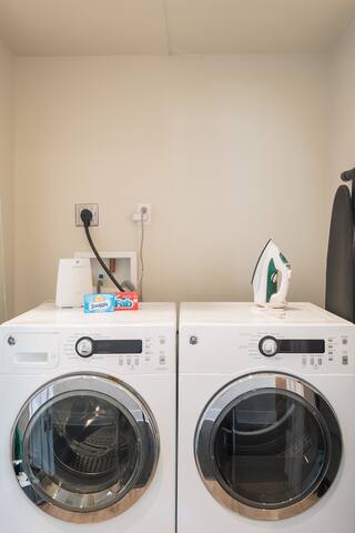 Easy Living at a Downtown Penthouse with Private Terrace gallery image 4