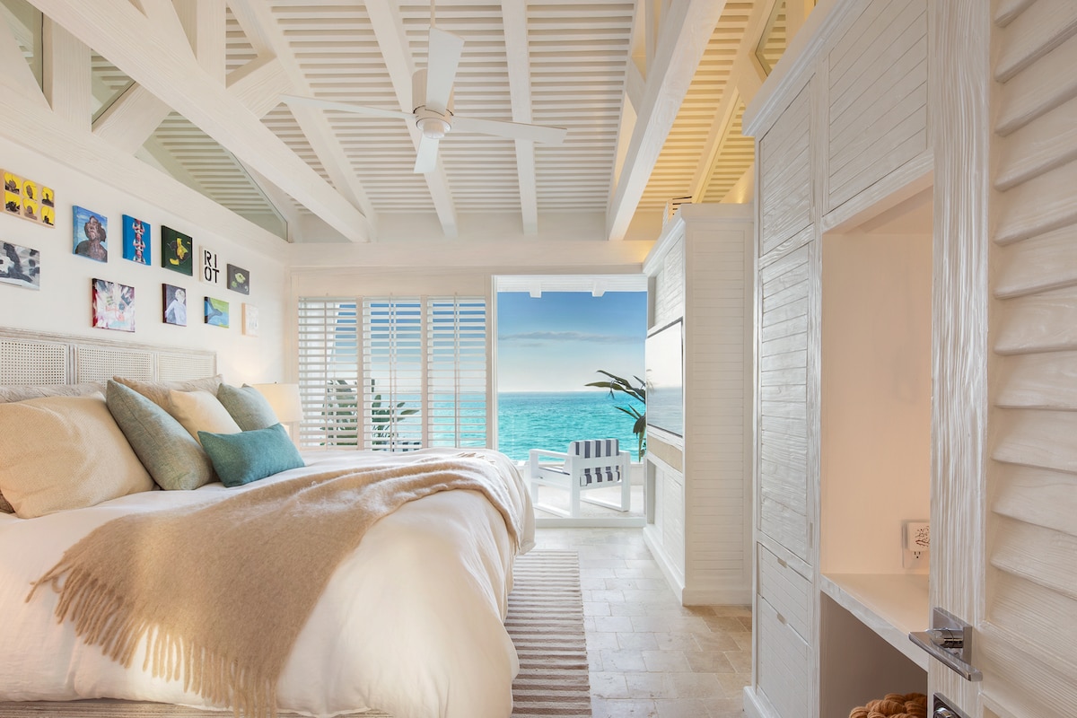 Star Suite:  Gnéithe leaba rí, 55" teilifíse le Sky, Netflix, agus Apple TV, scáthán formhéadúcháin, deasc oibre, córas fuaime Sonos, agus balcóin le radhairc ar an aigéan. Cuireann an seomra folctha en - suite róba folctha, tuáillí, vanity dé, agus cithfholcadán báistí radharc aigéin ar fáil