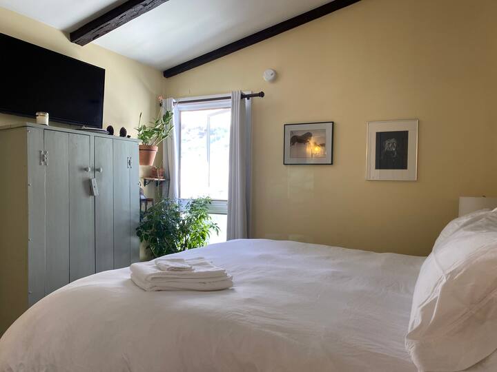 Dormitorio principal con televisión inteligente