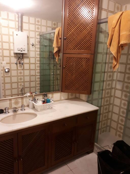 Banheiro da suíte. (suíte bathroom)