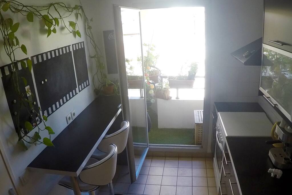 Complete kitchen (other side)