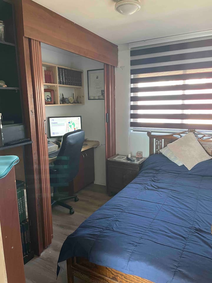 غرفة نوم 3 مع منضدة عمل 