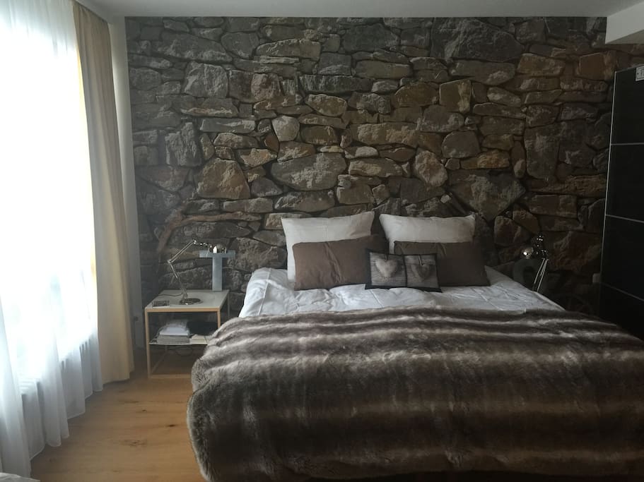 Schlafzimmer mit komfortablen Doppelbett!