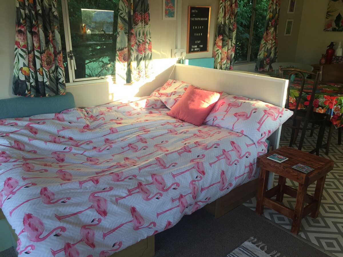 Los sofás se convierten en una pequeña cama doble en la sala de estar.