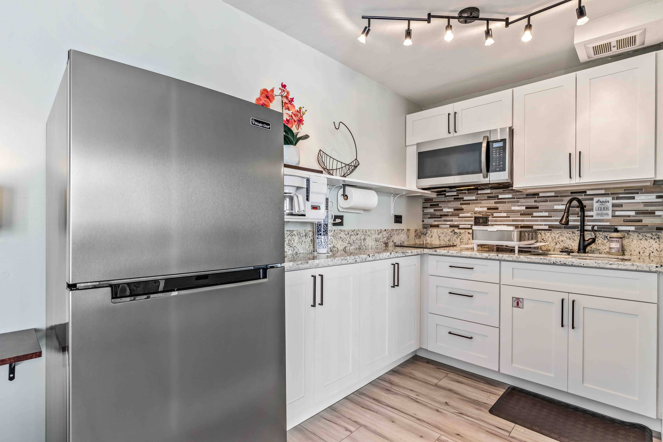 Condo in Honolulu · ★4.83 · Studio · 2 beds · 1 bath - Image 6