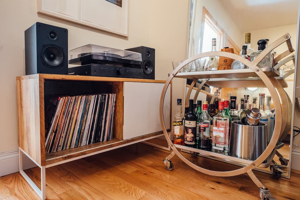 Bar and record player, get ready for a welcome cocktail!