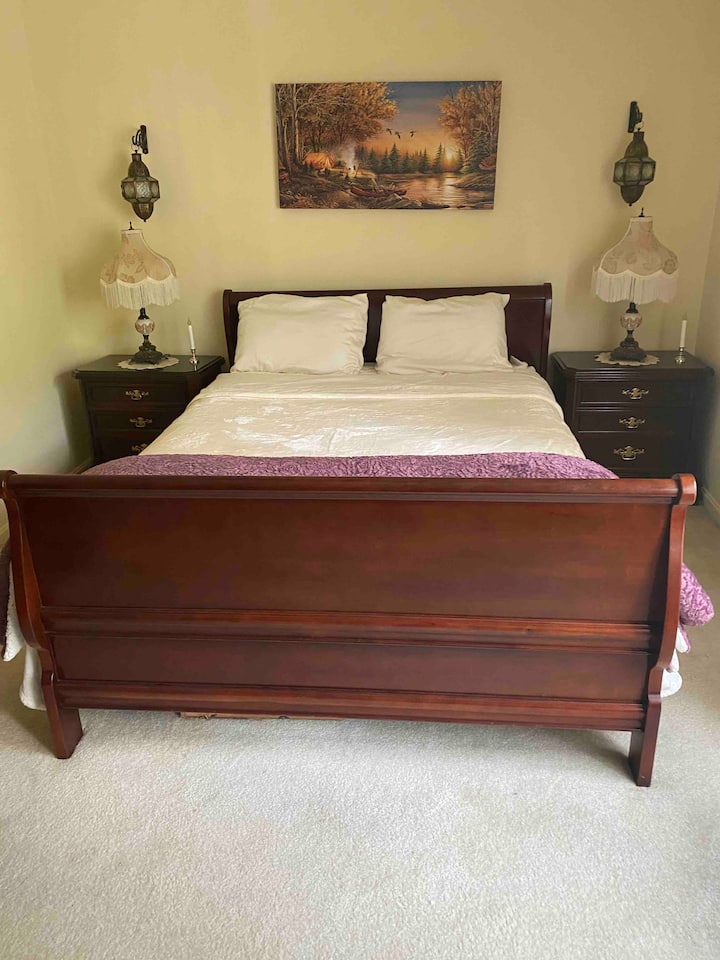 Втора спалня , обикновен размер на двойното легло.