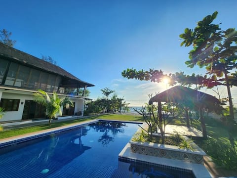 Beachfront Villa with Pool for 20 pax