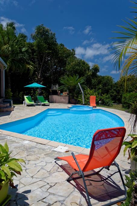 piscine 9x4 avec douche solaire et jacuzzi