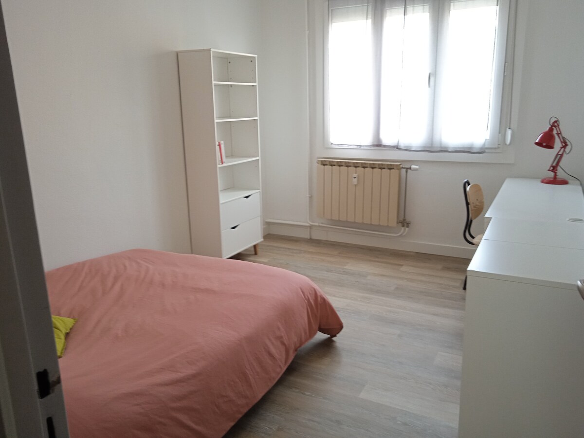 Chumba cha 2 cha kulala na kitanda chake cha watu wawili na sehemu ya kufanyia kazi