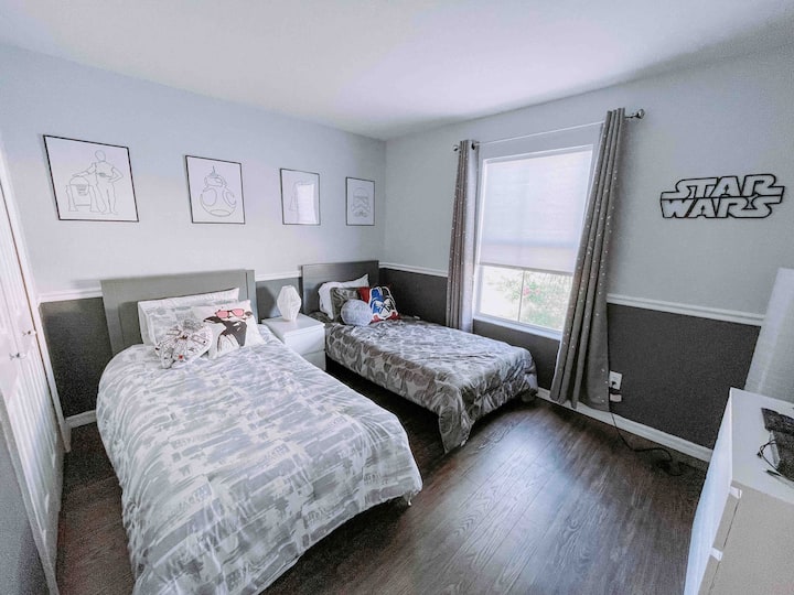 Tematická detská izba! Vyberte si stranu: tmavú alebo svetlú. Dve dvojlôžka. Spálňa má inteligentnú TV Roku