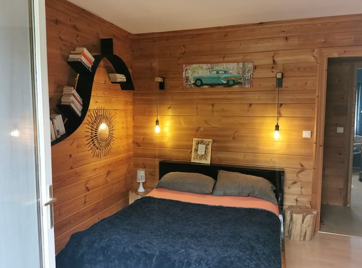 Საძინებელი 140 საწოლით. Ტერასაზე გარე წვდომა 