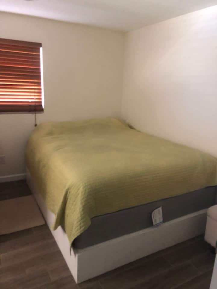 Hauptschlafzimmer (mit Badewanne)