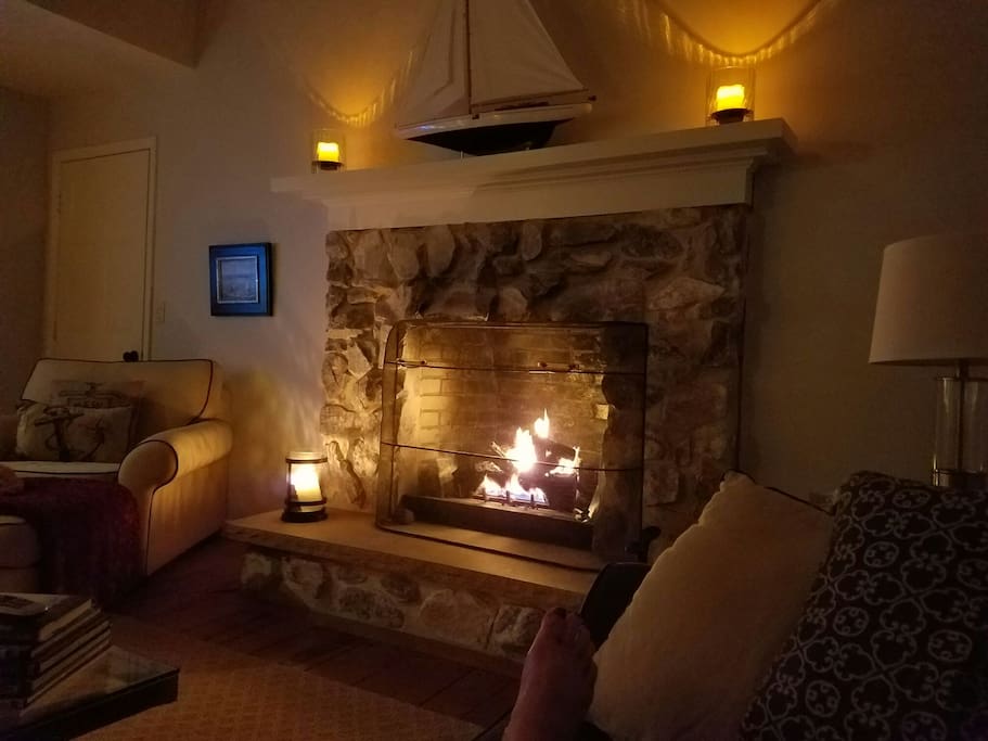 Cozy gas fireplace in livingroom.