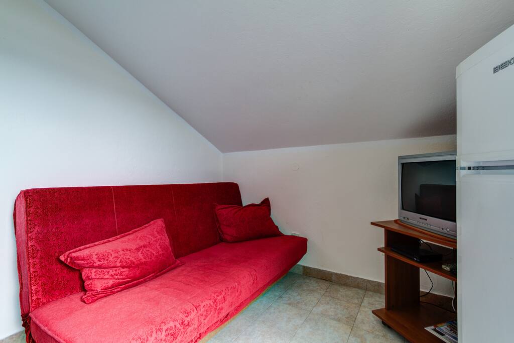 The surface of 35m2 is sufficient for up to 4 people. In the living room there is a sofa with a pull-out mechanism, a flat screen TV with cable TV, air conditioning, Wi Fi..