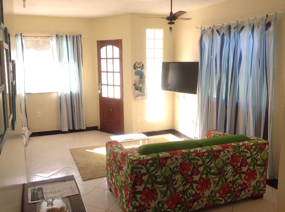 sala ampla para ver tv e bater um papo e cochilar a tardinha depois de um dia de praia ou piscina