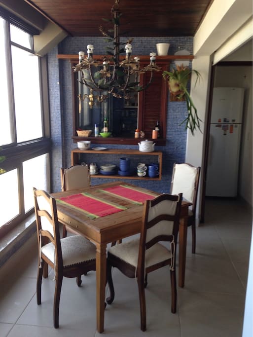 Sala de jantar e cozinha ao fundo