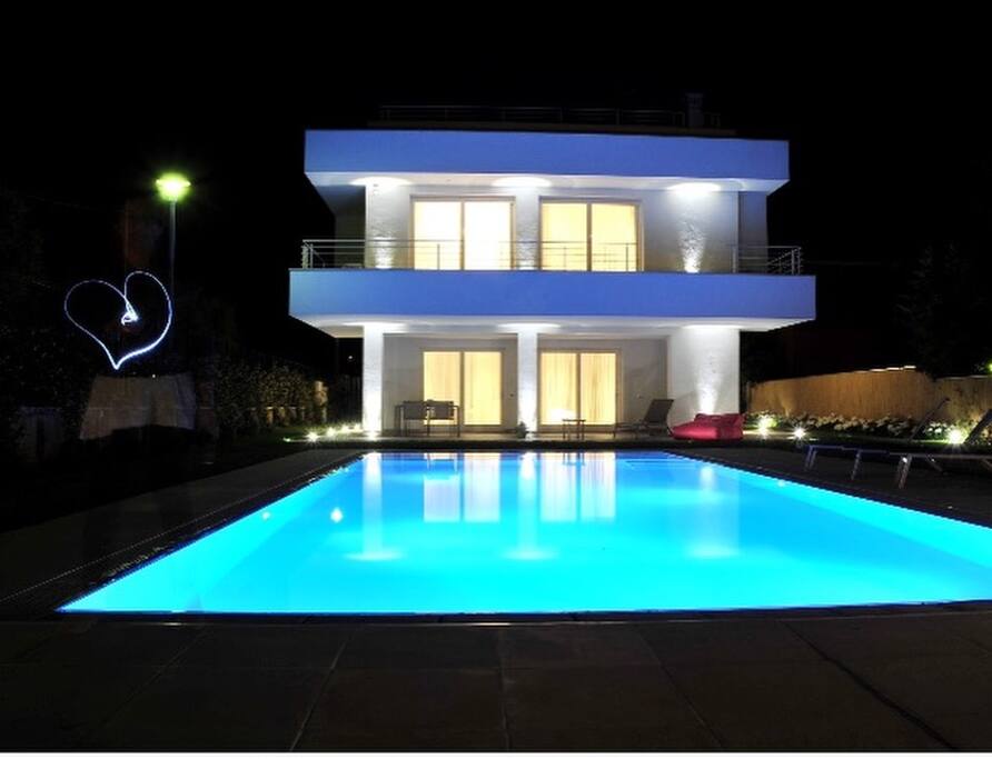L'esterno della villa illuminata