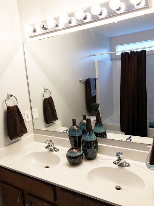 Private Master Bath/Main Level
With Multi-Setting Shower Head
