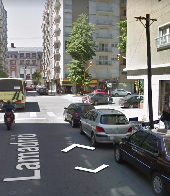 El edificio se encuentra a 100 metros del famoso y reconocido Hotel Provincial NH sobre la costa.