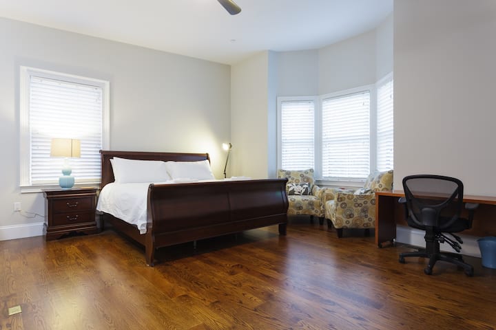 Брачен кревет со брачен кревет (Master BR (3-ти кат)