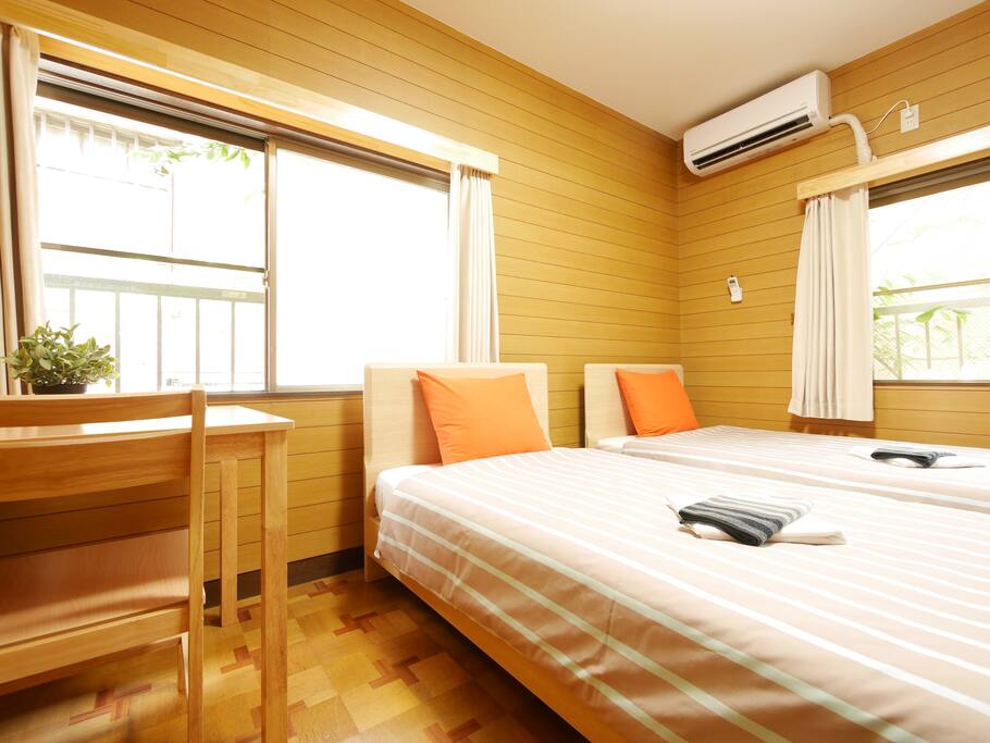 Well-maintained room with 2 beds.