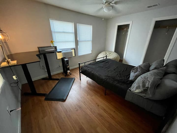 2号卧室采用更低调的简约设计，配有全尺寸床、机动座椅和舒适的豆袋椅