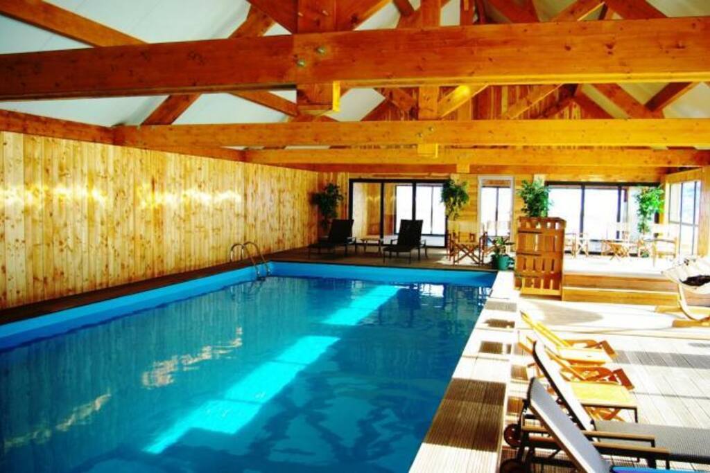 Piscine intérieure chauffée (27°C) (+sauna et salle de sport) avec magnifique vue sur la montagne !