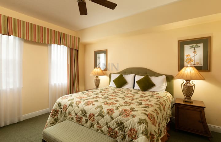 Disfruta de la privacidad de un dormitorio tamaño king con baño privado, lo que garantiza un mayor nivel de comodidad y conveniencia.