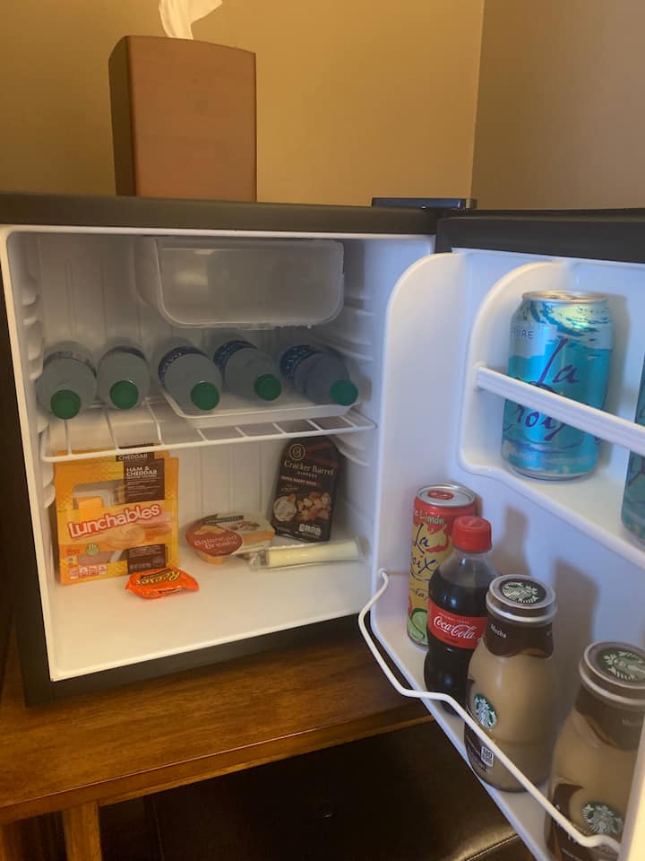 ห้องนอนแต่ละห้องมีตู้เย็นขนาดเล็กพร้อมเครื่องดื่มเย็นๆและของว่างที่เตรียมไว้ให้คุณ