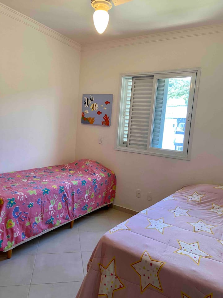 Dhomë teke me 2 krevate, ventilator tavani dhe dollap