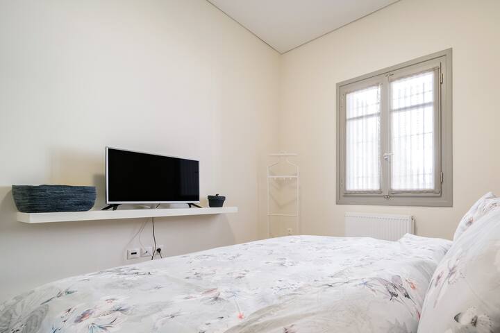 Urban Chic Home with Cityscape Vistas gallery image 5