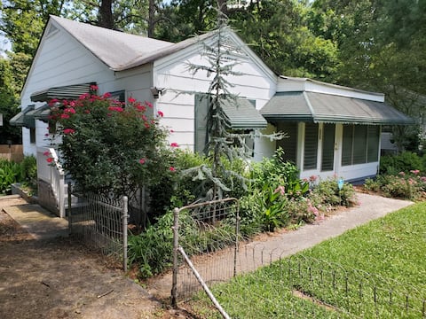 CoCo's Cozy Caribbean Cottage - close to ballparks