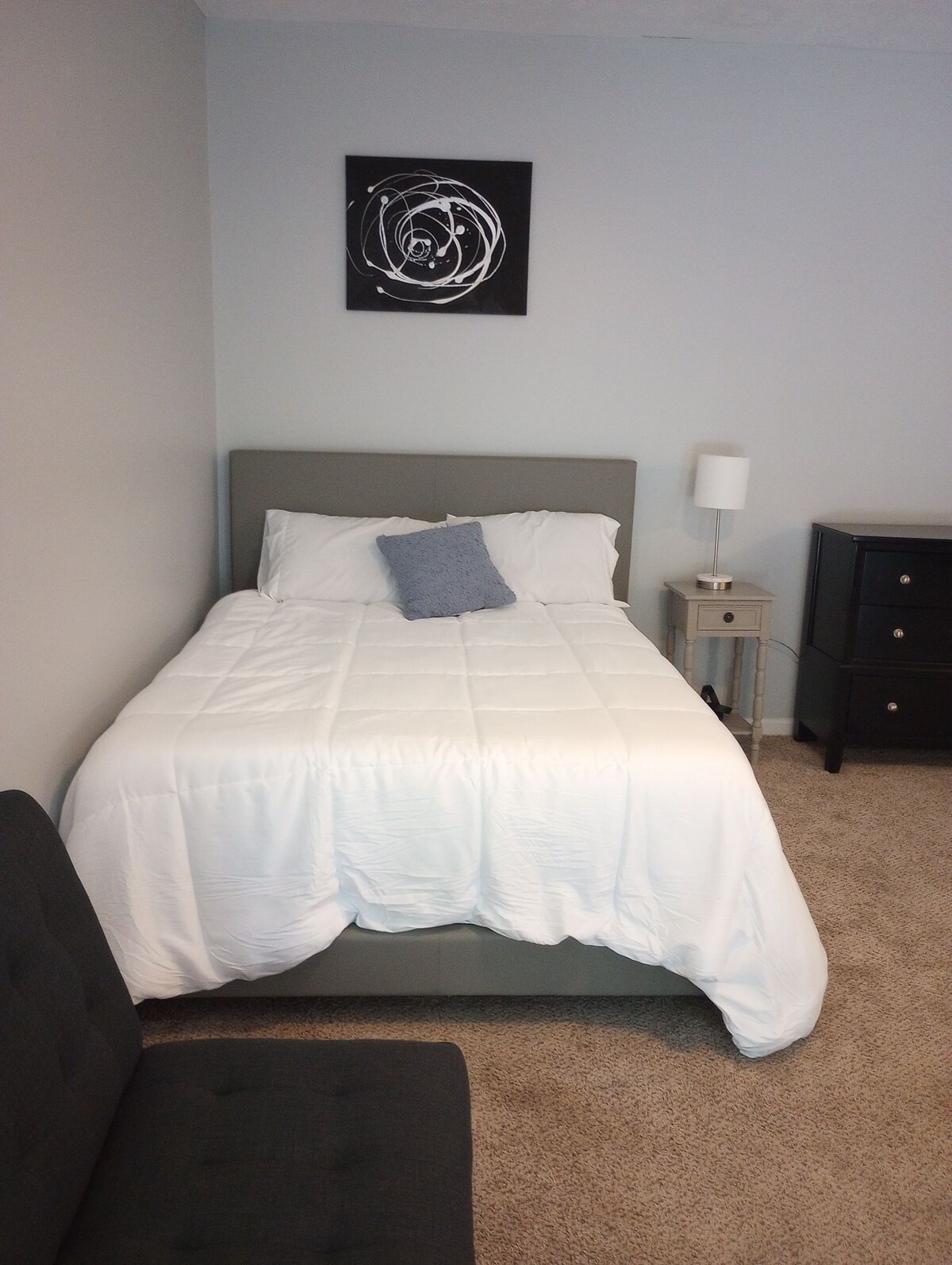 主卧。有2张标准双人床。